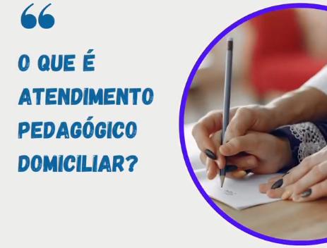 Imagem de fundo branco com o texto escrito em azul: o que é atendimento pedagógico domiciliar? ao lado uma imagem de uma professora segurando a mão de um aluno ensinando-o a escrever