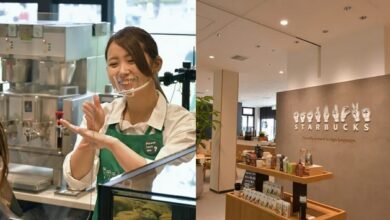 duas fotos lado a lado, na primeira uma moça com traços orientais interpretando o cardápio em lingua dos sinais e na seguda uma parede de madeira clara com o escrito starbucks em libras