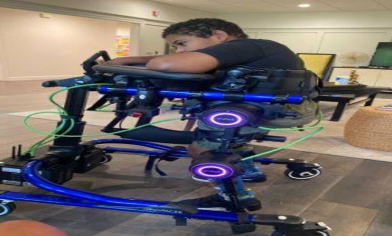 Criança brasileira com paralisia cerebral consegue caminhar com ajuda de exoesqueleto