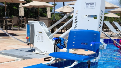 Imagem de uma cadeira elevatória azul para acesso a piscina