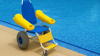 Imagem criada por IA de uma cadeira para avesso a piscina para pessoas com deficiência, idosas ou com mobilidade reduzida, ao lado de uma piscina, a cadeira é azul com boais e detalhes em amarelo acessbilidade condicionada